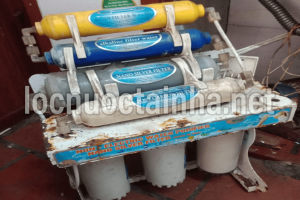Linh kiện bên trong máy lọc nước cũ đã xuống cấp